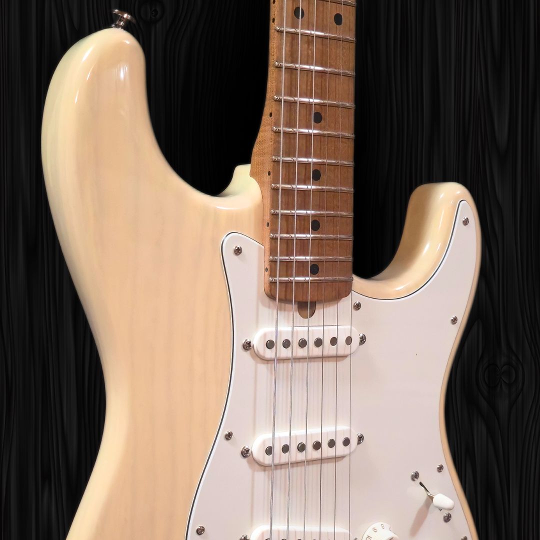 Thornton Guitar - 823 - Traditional Series HTL II Nitrocellulose Translucent Vintage Cream (3)