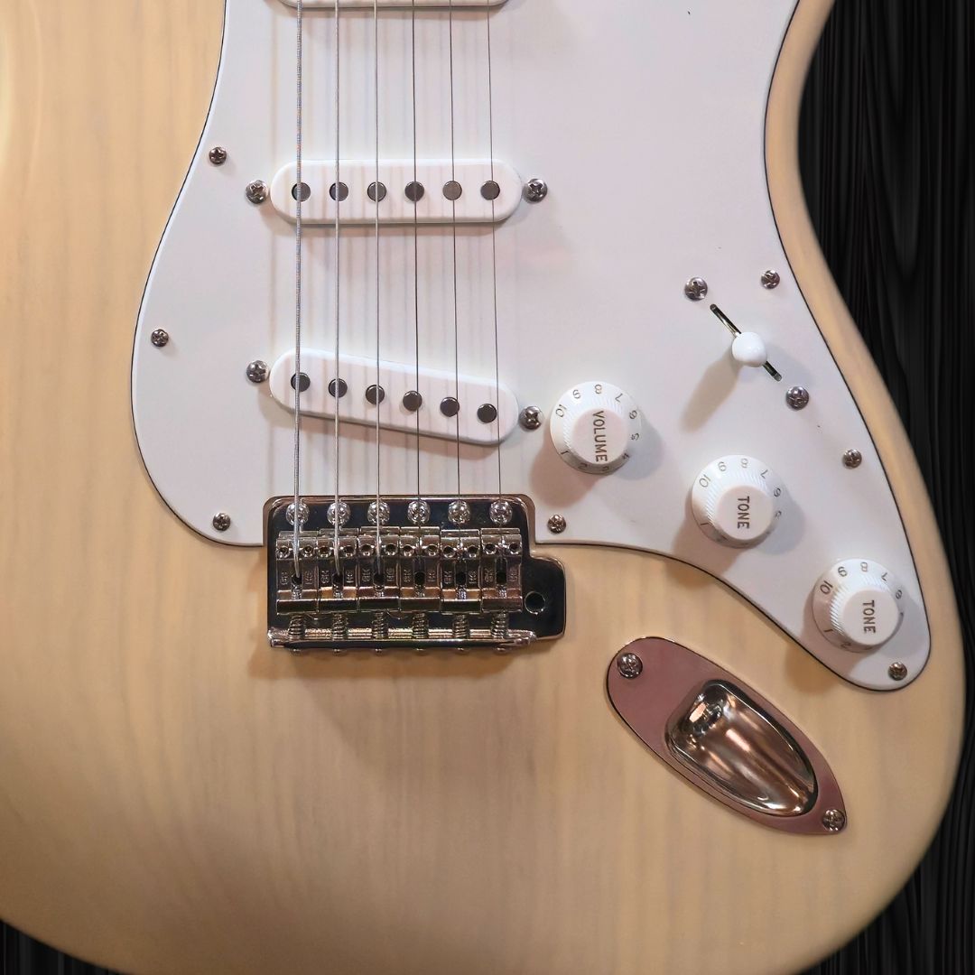 Thornton Guitar - 823 - Traditional Series HTL II Nitrocellulose Translucent Vintage Cream (6)